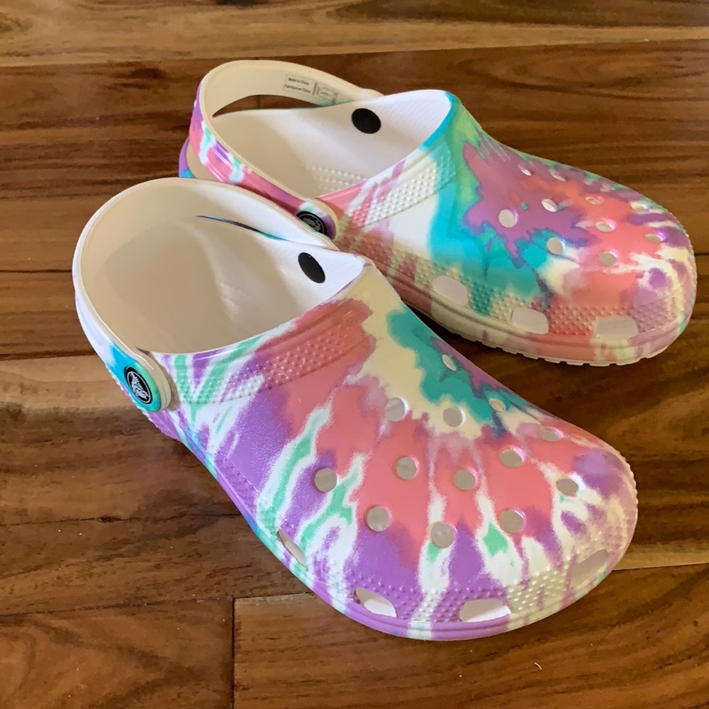 Crocs Tie-Dye Graphic Clogs W7/M5